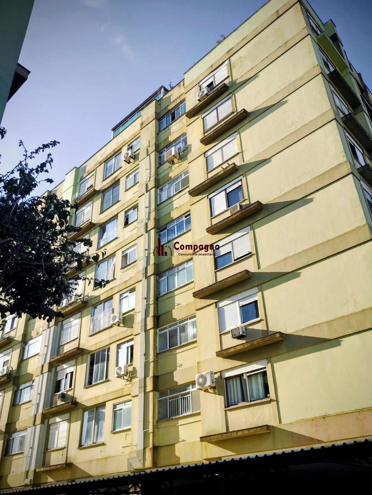 Apartamento de 1 dormitório, de frente, andar alto, elevador, vista para o Lago Guaíba.