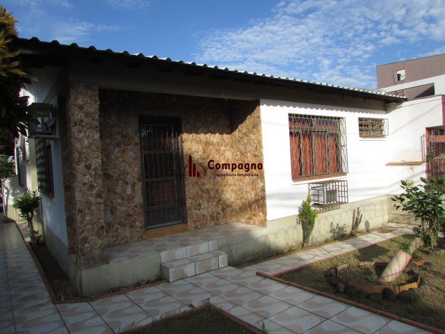 Casa térrea, com 3 dormitórios, 1 suíte, no bairro Nonoai.