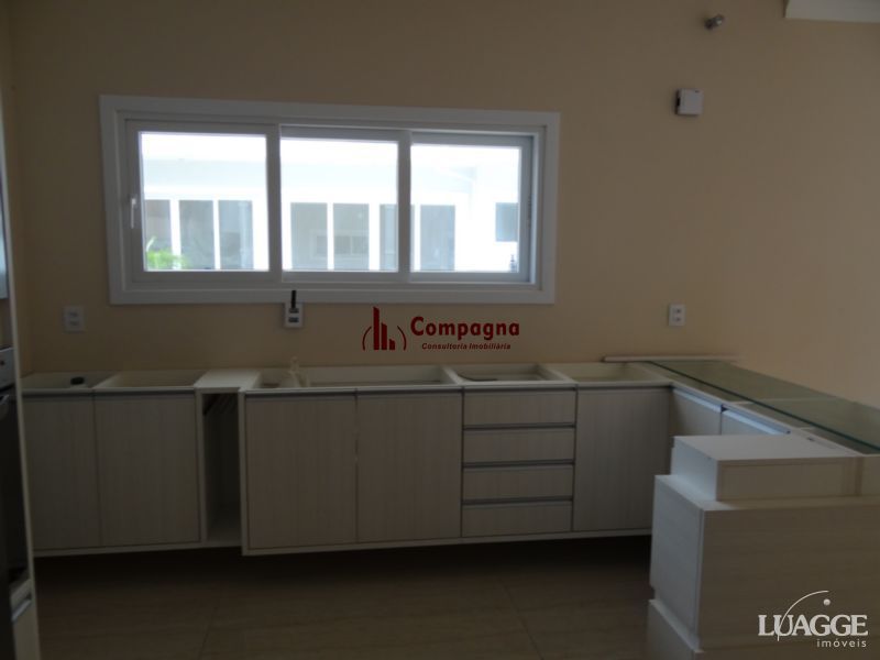 Casa para Venda - 305m², 3 dormitórios, sendo 3 suites, 4 vagas - Nonoai