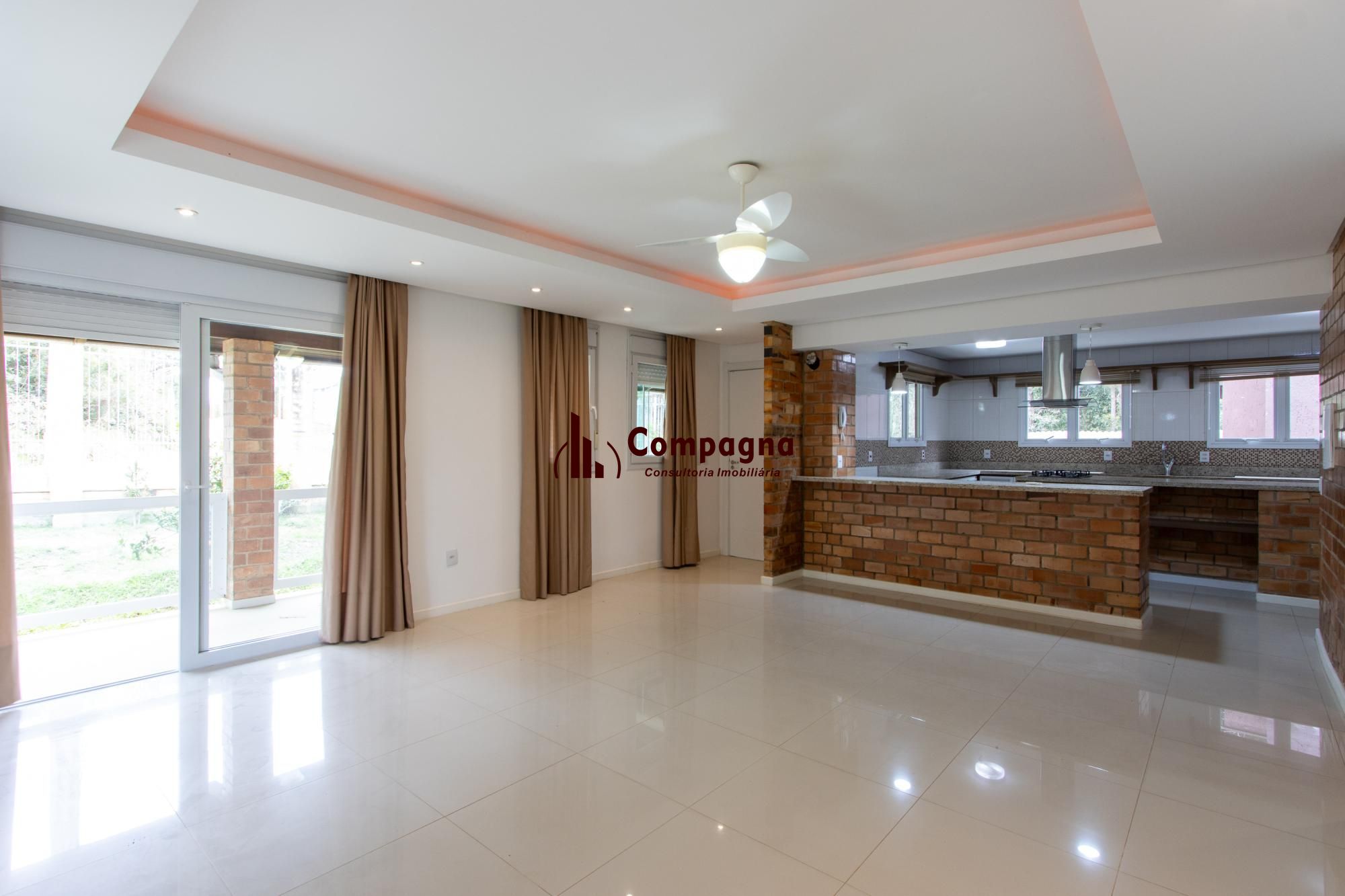 Casa de alvenaria, com 3 dormitórios, 1 suíte, living, cozinha, lavanderia, churrasqueira, banheiro social, pátio e 4 vagas de garagem.