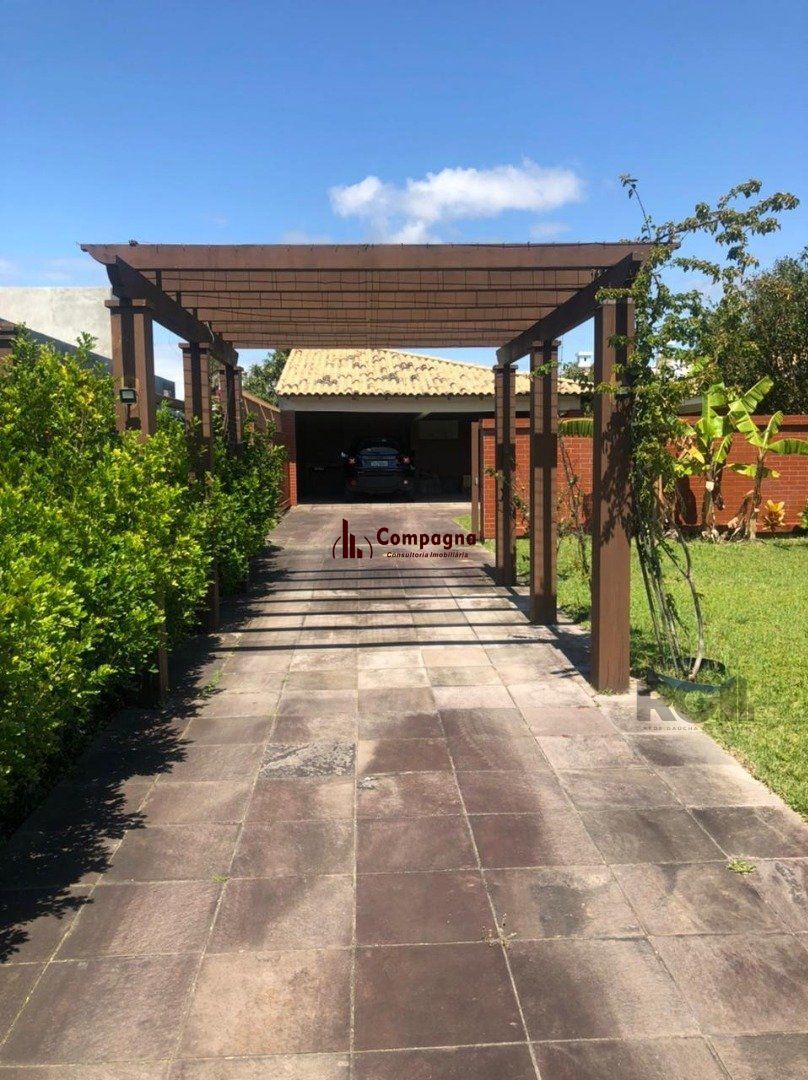 Espaçosa e acolhedora residência numas das esquinas em  charmosa rua de Atlântida, com imenso jardim, paisagismo, lareira,4 dormitórios, sendo  duas suítes. — foto 5