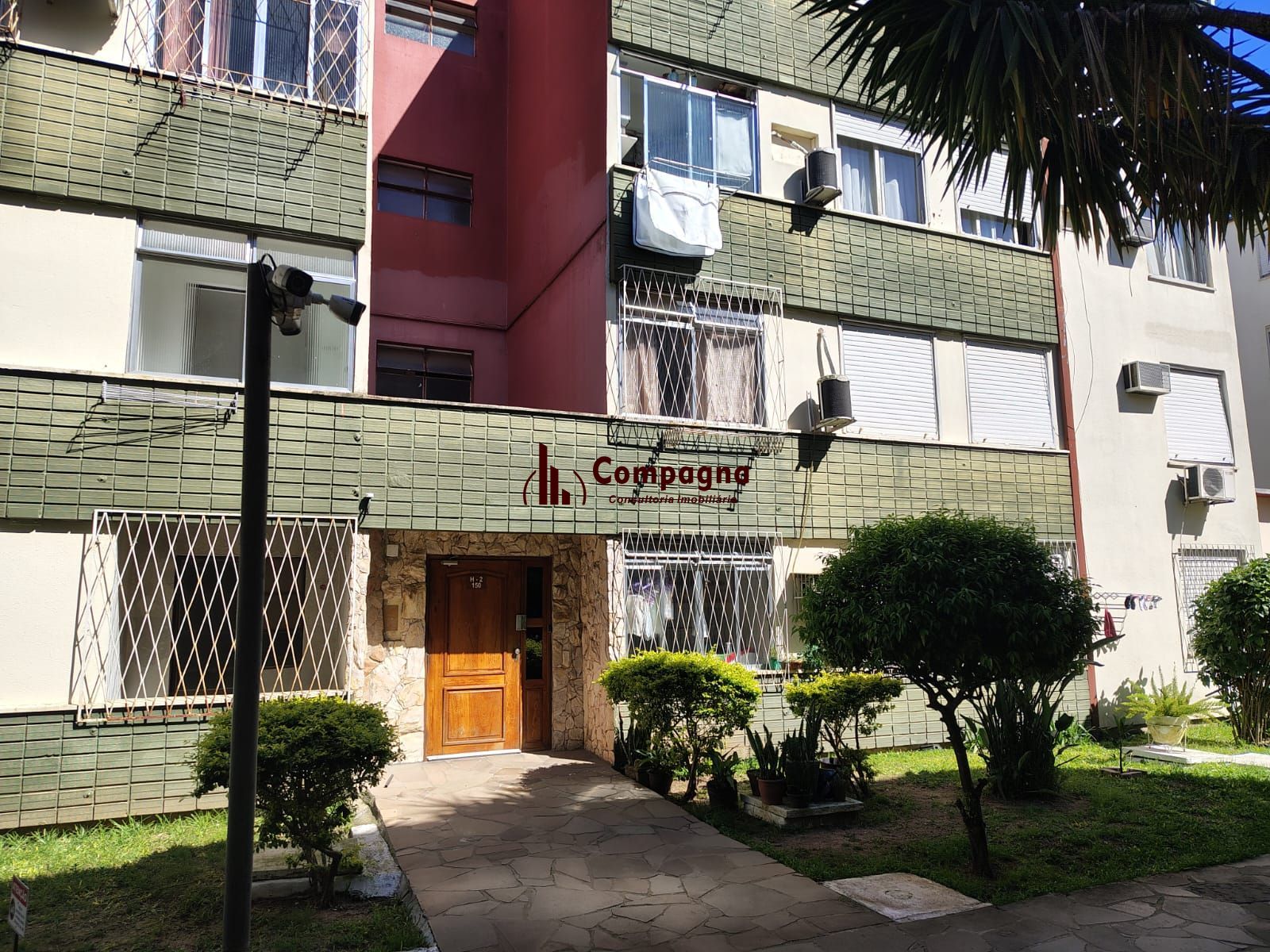 Apartamento de 2 dormitórios, living, cozinha, área de serviço e banheiro social.