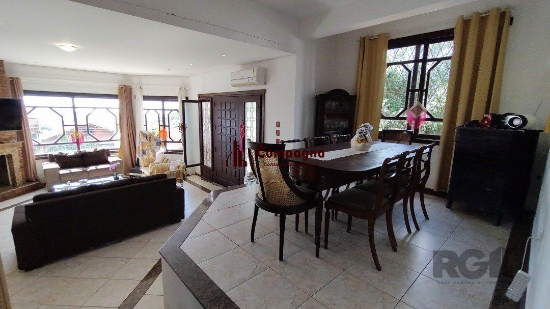 Sobrado, 5 quartos, 2 suites, pátio, 3 vagas - Bairro Vila Nova
