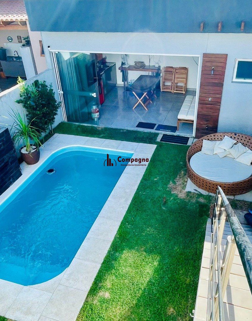 CASA COM 4 DORMITORIOS SUITE , A 3 QUADRAS DO MAR !!