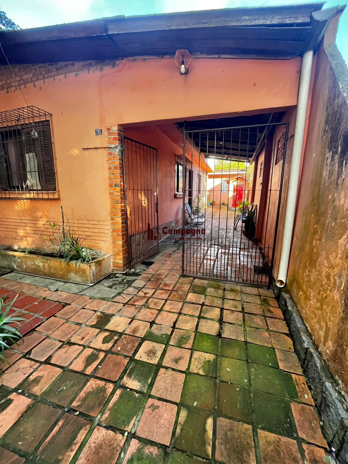 Casa na Rua Marista, Partenon, com 11,00 de frente por 23,00 de frente a fundos — foto 4