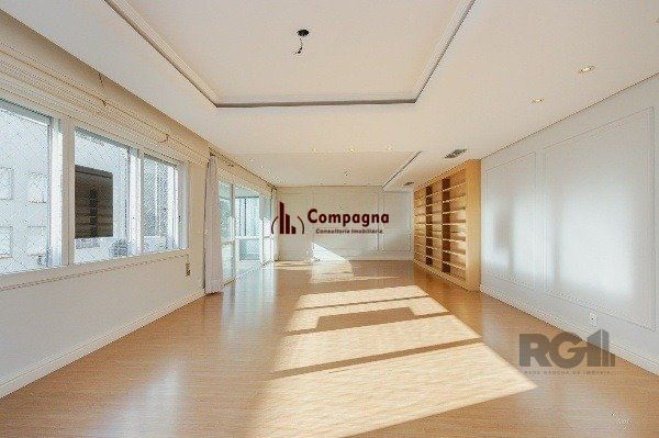 Vende-se luxuoso apartamento 3 quartos c/ suíte, dependência de empregada, gabinete, 2 vagas cobertas - 283m² - Moinhos de Vento — foto 2