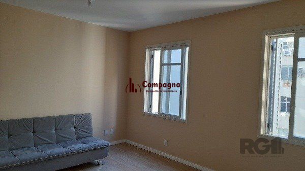 Vende-se belo Studio reformado próximo a Santa Casa, sol da manhã em andar alto - 31m² - Centro Histórico — foto 2