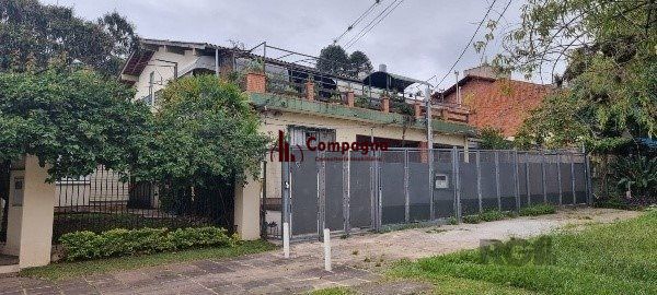 Vende-se ampla casa 6 quartos, 2 suítes, 5 vagas de garagem, churrasqueira e duas entradas individuais - 360m² - Chácara das Pedras — foto 3