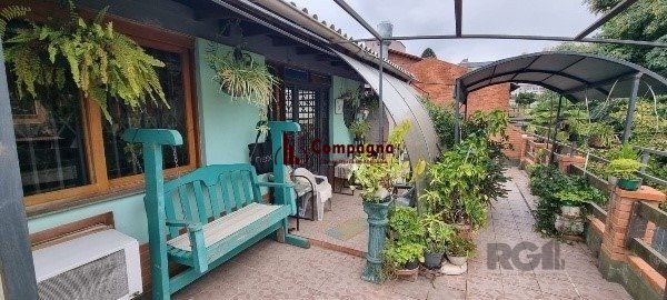 Vende-se ampla casa 6 quartos, 2 suítes, 5 vagas de garagem, churrasqueira e duas entradas individuais - 360m² - Chácara das Pedras