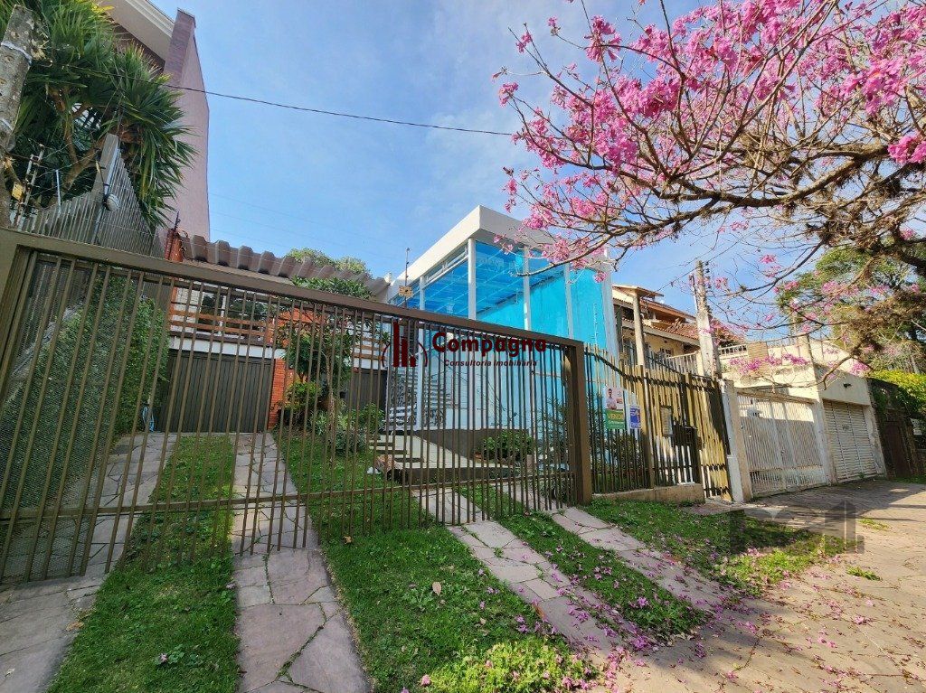 Vende-se excelente cada 3 quartos com suíte, 4 vagas, anexo comn salão de festas, podendo ser usada para fins comerciais - 255m² - Chácara das Pedras