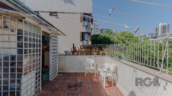 Vende-se excelente cobertura 2 quartos com suíte, 3 vagas de garagem com 156m² no Petrópolis — foto 2