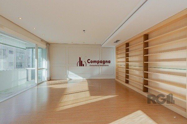 Vende-se luxuoso apartamento 3 quartos c/ suíte, dependência de empregada, gabinete, 2 vagas cobertas - 283m² - Moinhos de Vento — foto 3