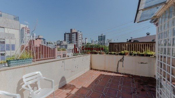 Vende-se excelente cobertura 2 quartos com suíte, 3 vagas de garagem com 156m² no Petrópolis — foto 3