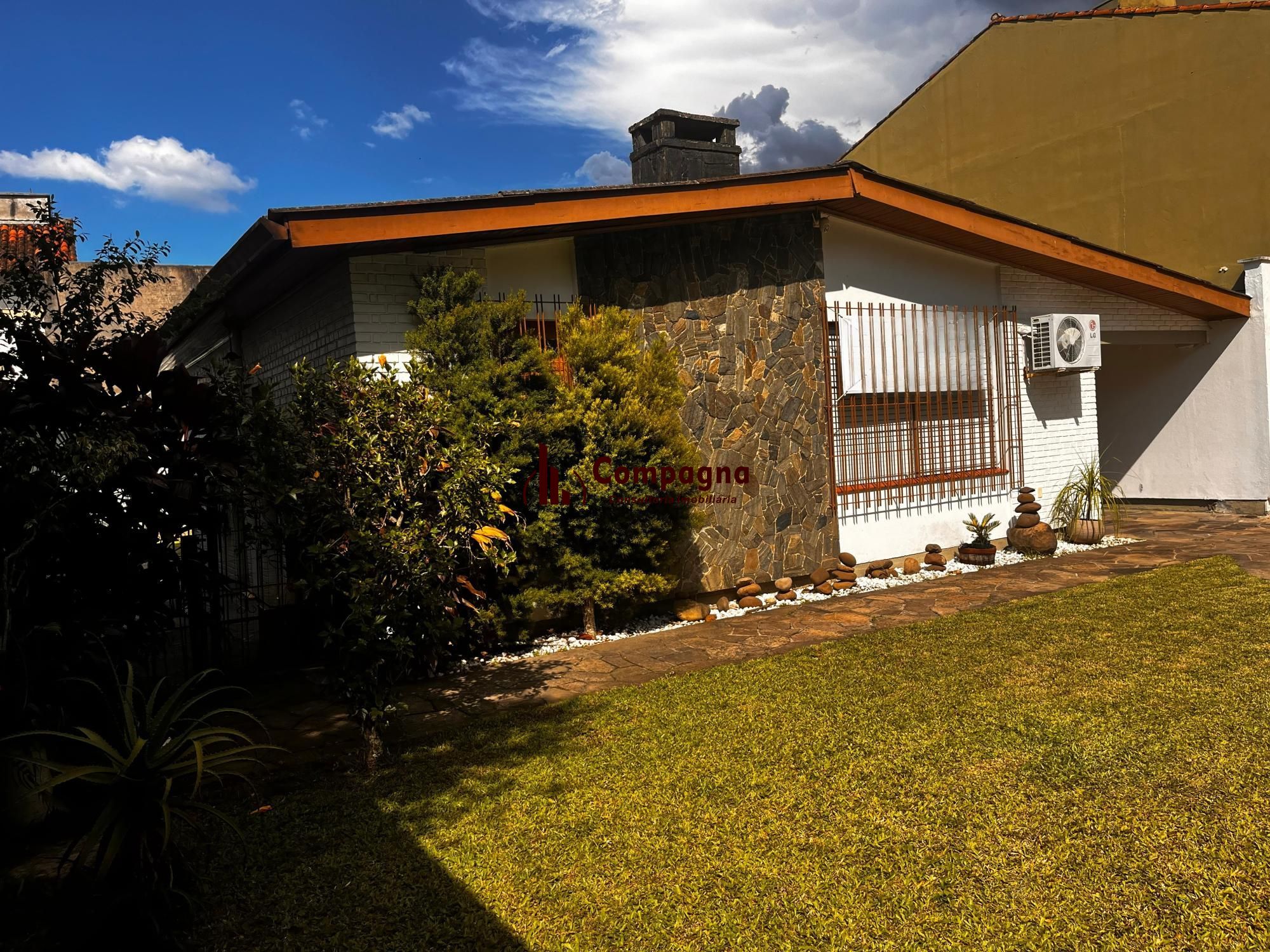 Casa térrea, com 2 dormitórios, 3 vagas, no bairro Ipanema, Porto Alegre, RS — foto 2
