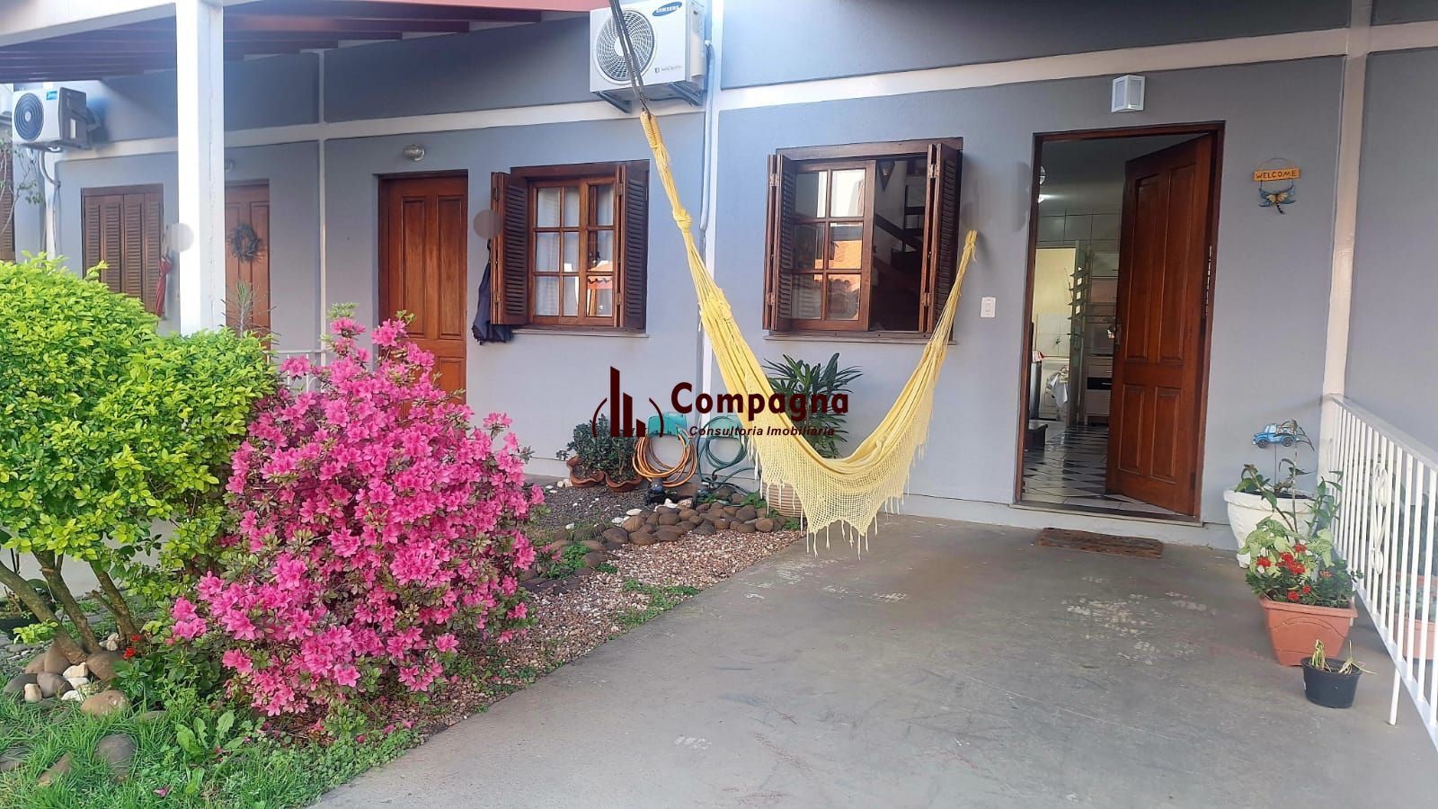 Sobrado com 2 dormitórios, 1 vaga, na Av. Otto Niemeyer, bairro Camaquã, Poa, RS