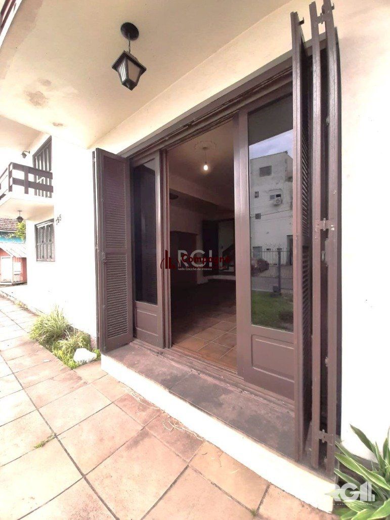 Casa com 351,60m2 de área construída em propriedade de 743m2 no Bairro Jardim Carvalho. — foto 4