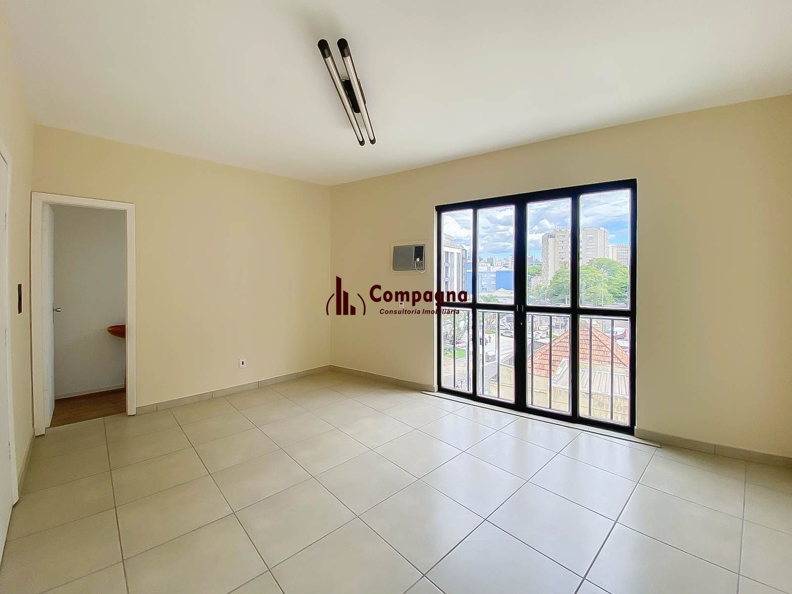 Sala Comercial à Venda na Av. Benjamin Constant – Andar Alto e Portaria