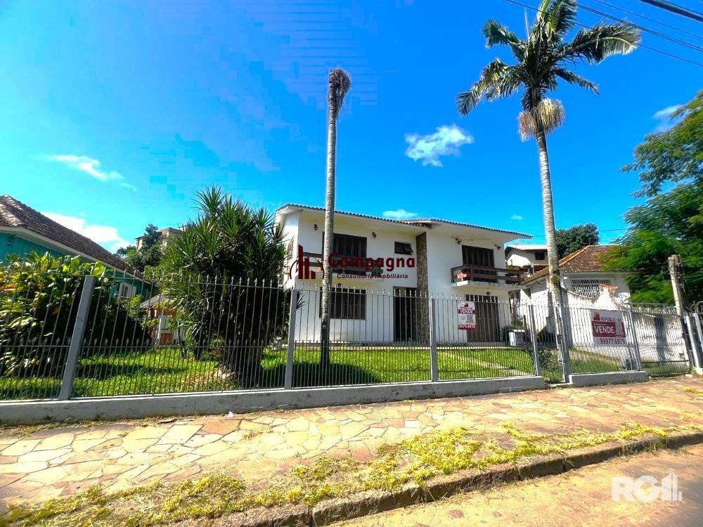 Casa com 351,60m2 de área construída em propriedade de 743m2 no Bairro Jardim Carvalho.