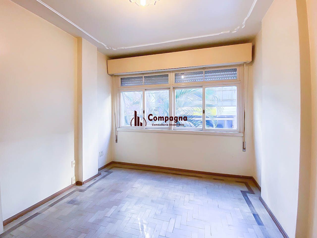 Apartamento amplo de 3 dormitórios, ensolarado, com portaria 24h próximo à UFRGS