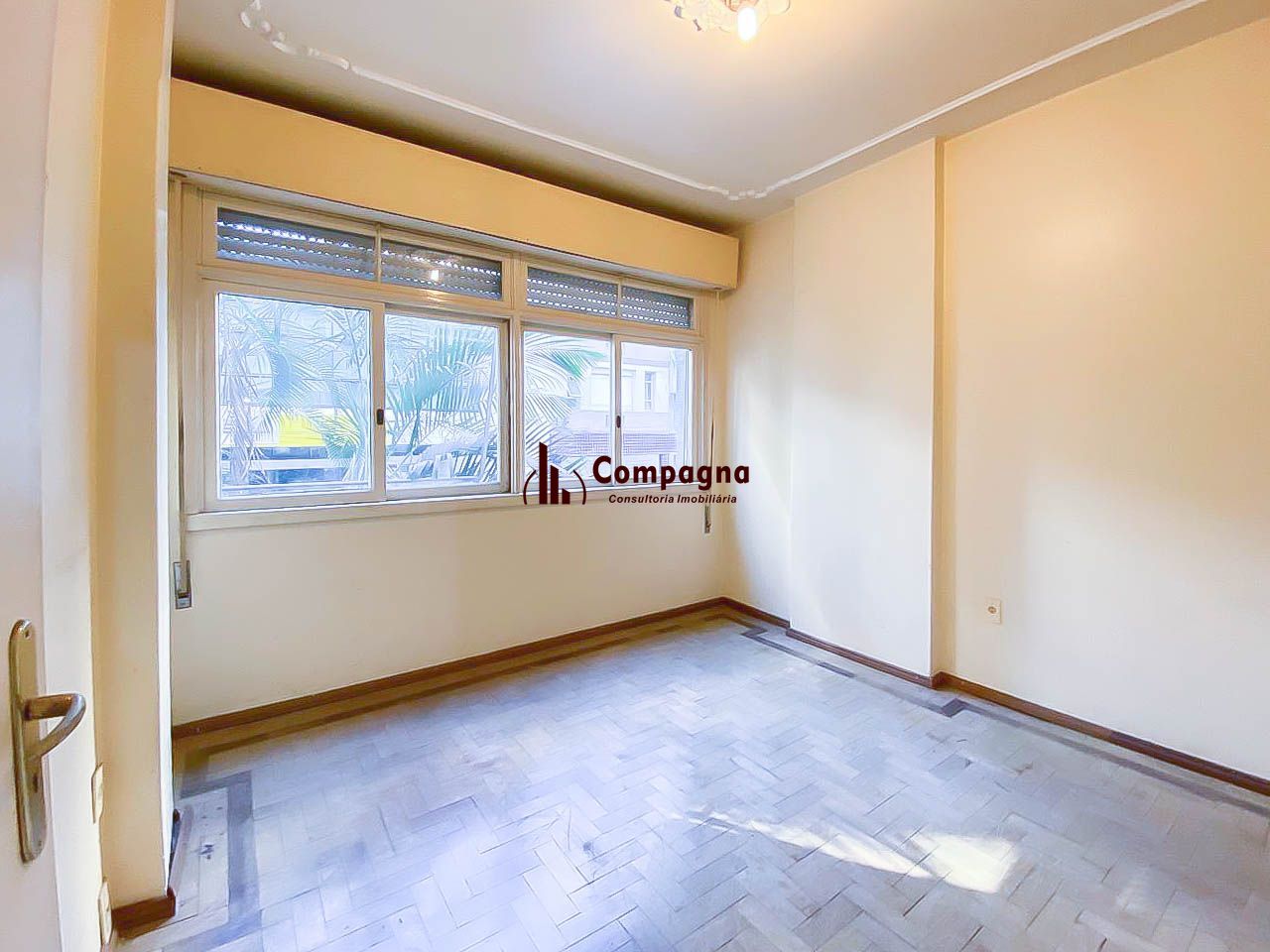 Apartamento amplo de 3 dormitórios, ensolarado, com portaria 24h próximo à UFRGS — foto 2