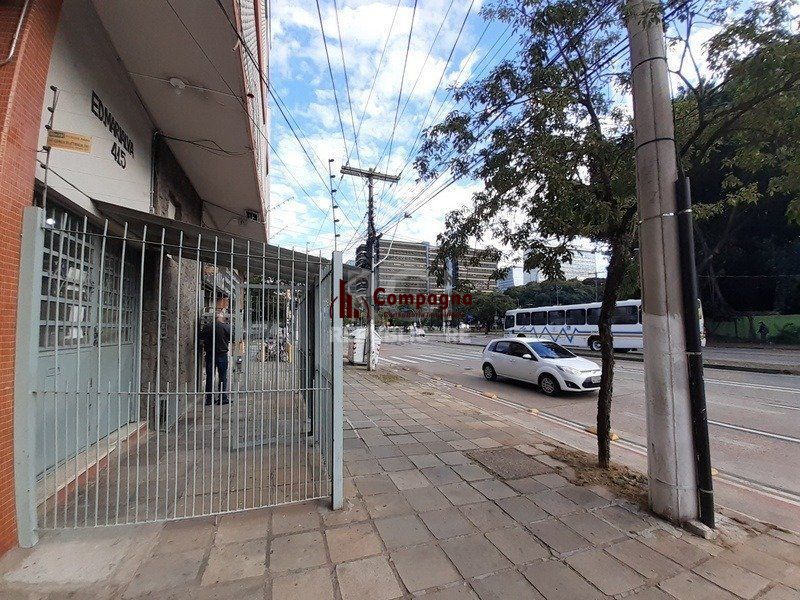 Apartamento de 2 Dormitórios totalmente reformado com churrasqueira — foto 2
