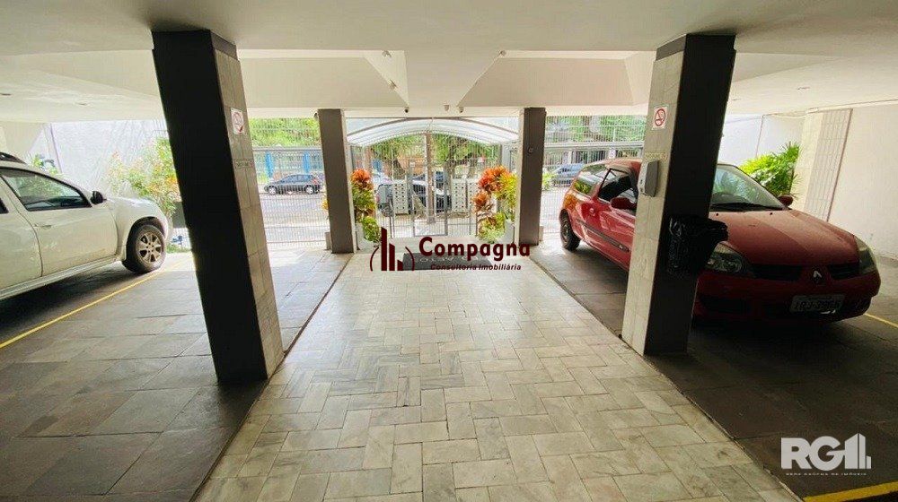 Apartamento de 2 dorm. reformado, frente na Rua da Republica na Cidade Baixa — foto 2