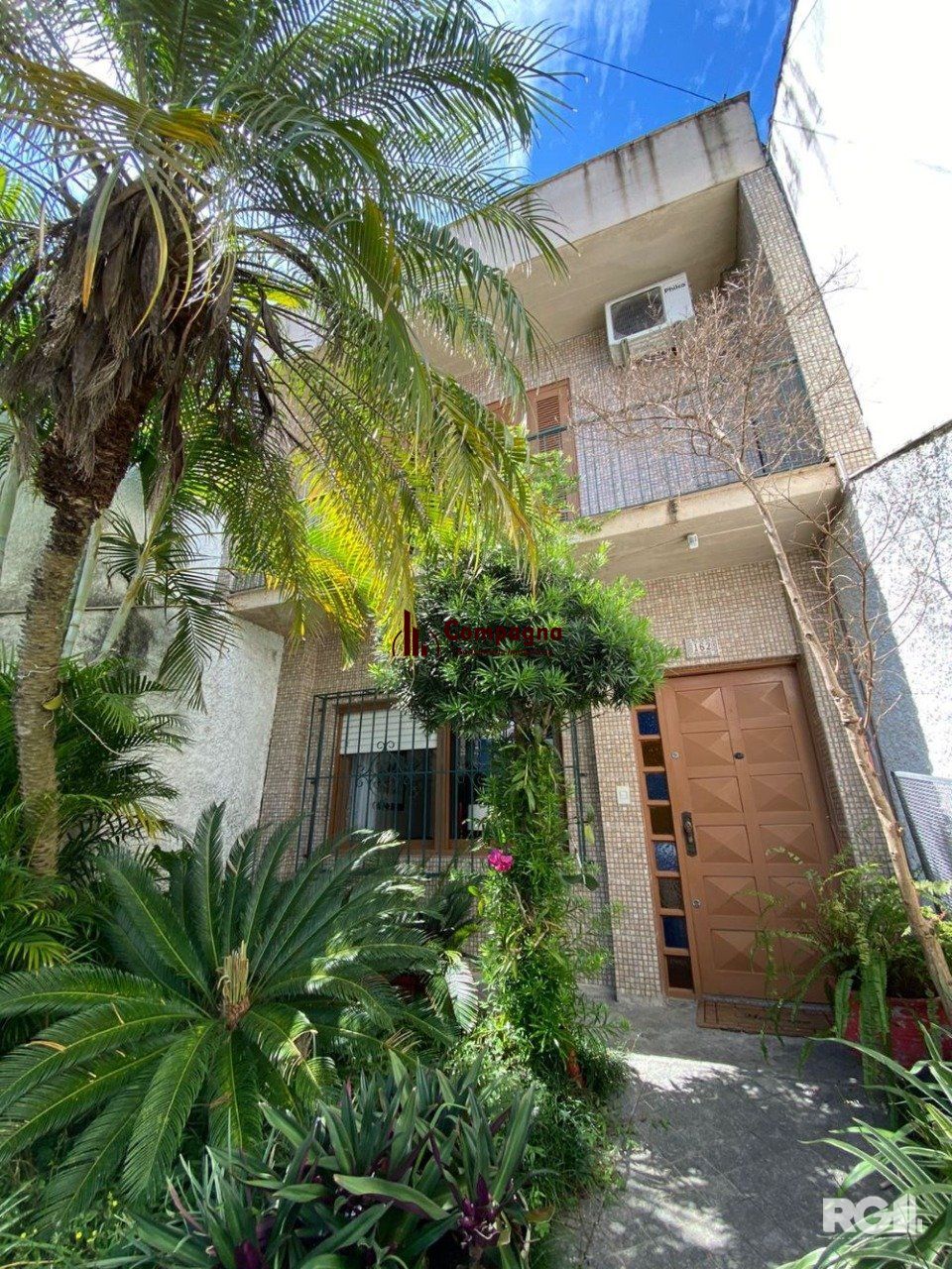 CASA AMPLA 3 DORMITÓRIOS NO ANDAR SUPERIOR NA CIDADE BAIXA .