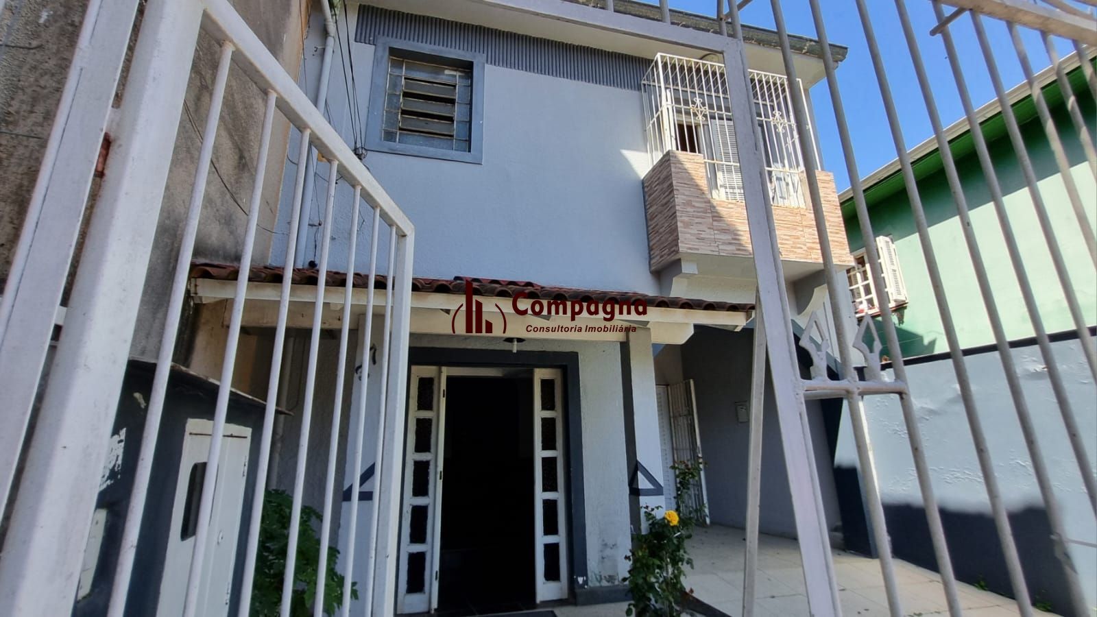 Casa Residencial de 2 pisos com  3 dormitórios , 2 banheiros + 1anexo com 2 aptos JKs , construído nos fundos do terreno no bairro Cidade Baixa/Azenha em Porto Alegre/RS.