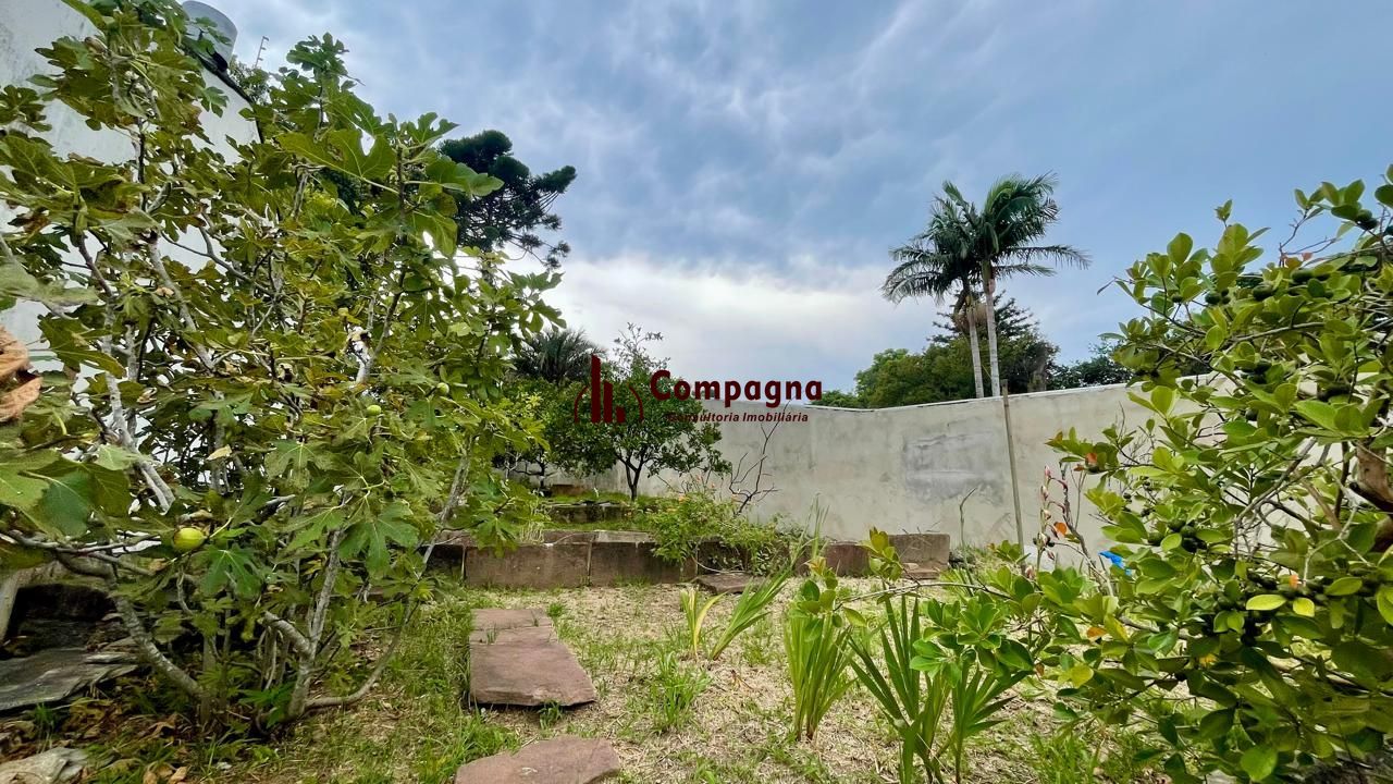 Casa com living integrado, churrasqueira e amplo terreno