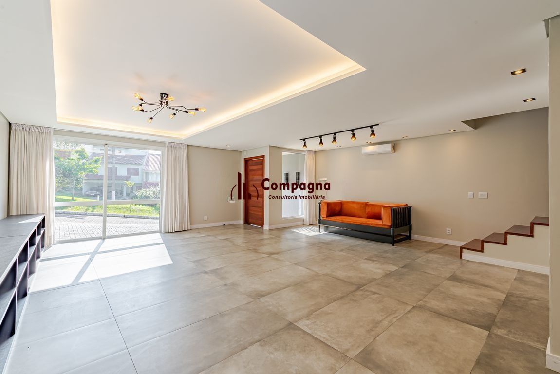 Casa em condomínio com piscina e salão privativo na Vila Nova
