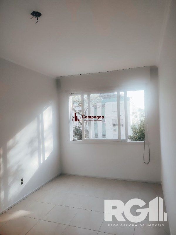 Apartamento reformado com 2 dormitórios 55m² privativos, com vaga no bairro Leopoldina — foto 2