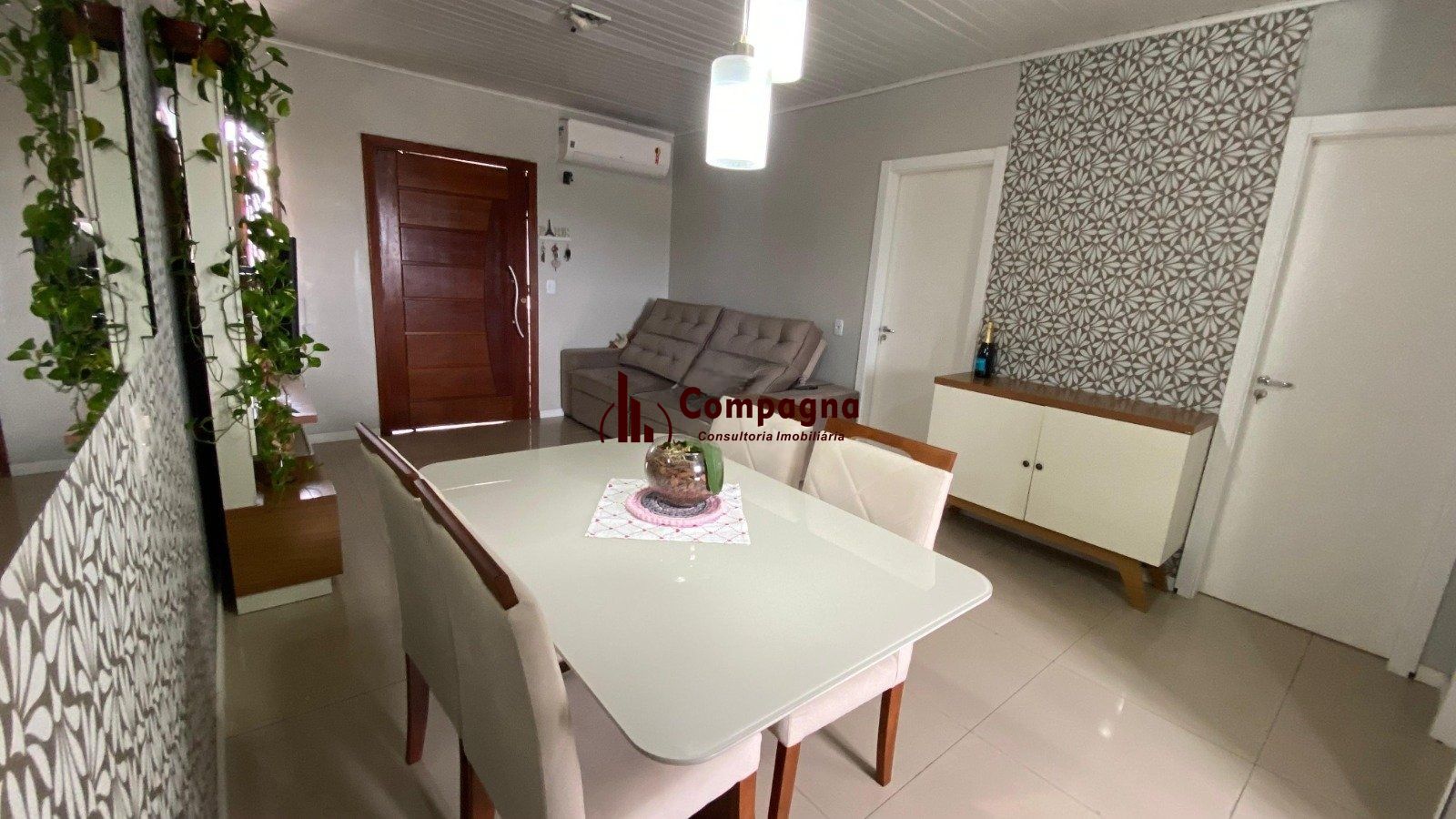 Casa térrea com 2 dormitórios, totalmente reformada.