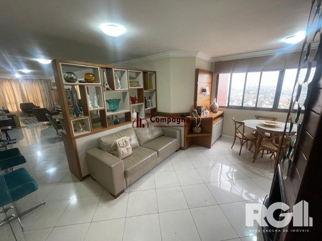 Apartamento com 3 dormitórios, 1 suíte, lavabo, 2 vagas cobertas, semimobiliado, churrasqueira e lareira.