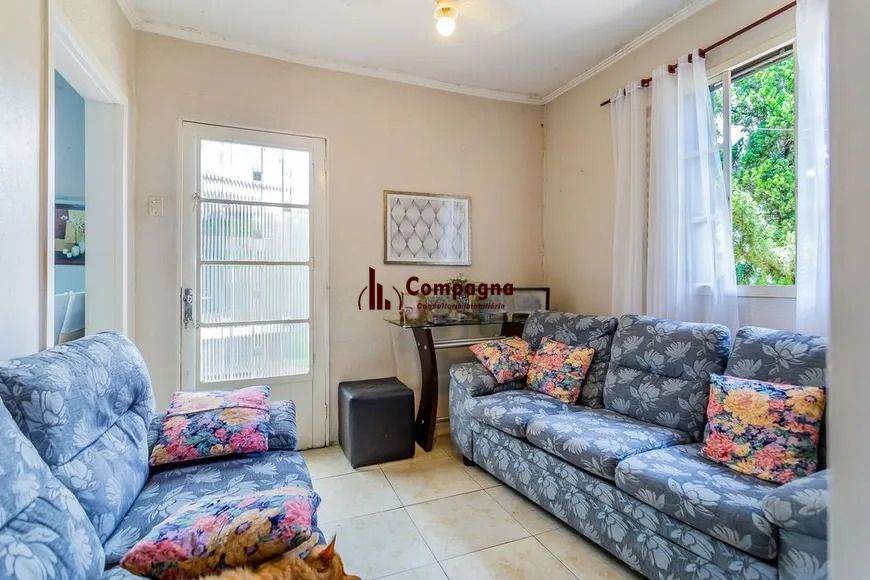 Casa térrea com 3 dormitórios, amplo pátio e 2 vagas de garagem cobertas. — foto 2