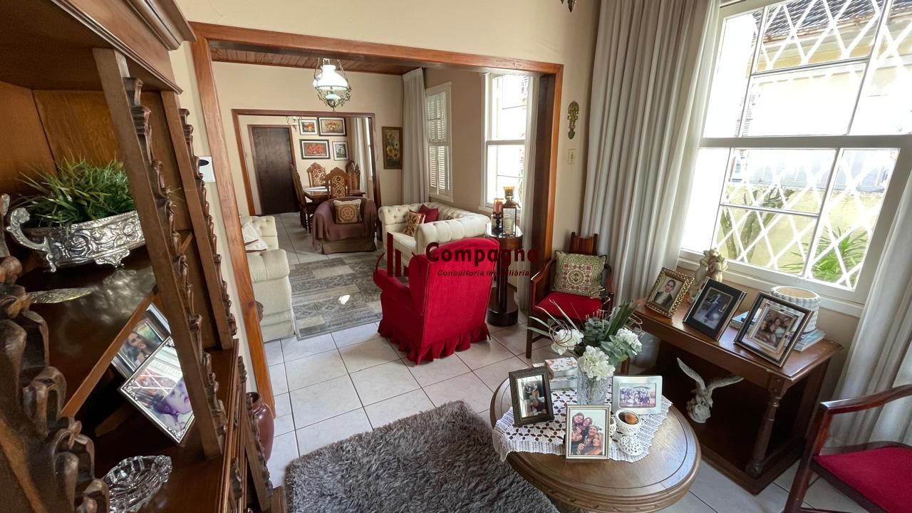Casa com pátio com 3 dormitórios, 2 banheiros e 4 vagas. — foto 4