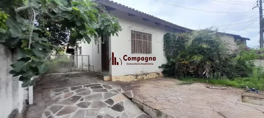 Casa térrea com 2 dormitórios, amplo pátio e 3 vagas.
