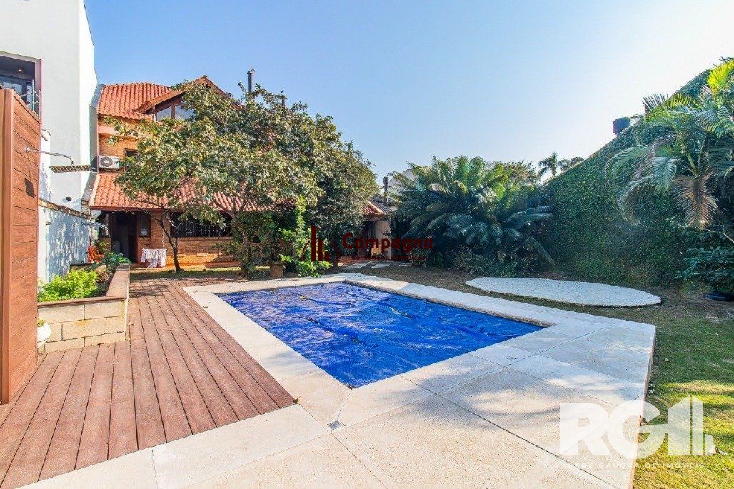 Casa espaçosa com 3 dormitórios, pátio com piscina e 4 vagas