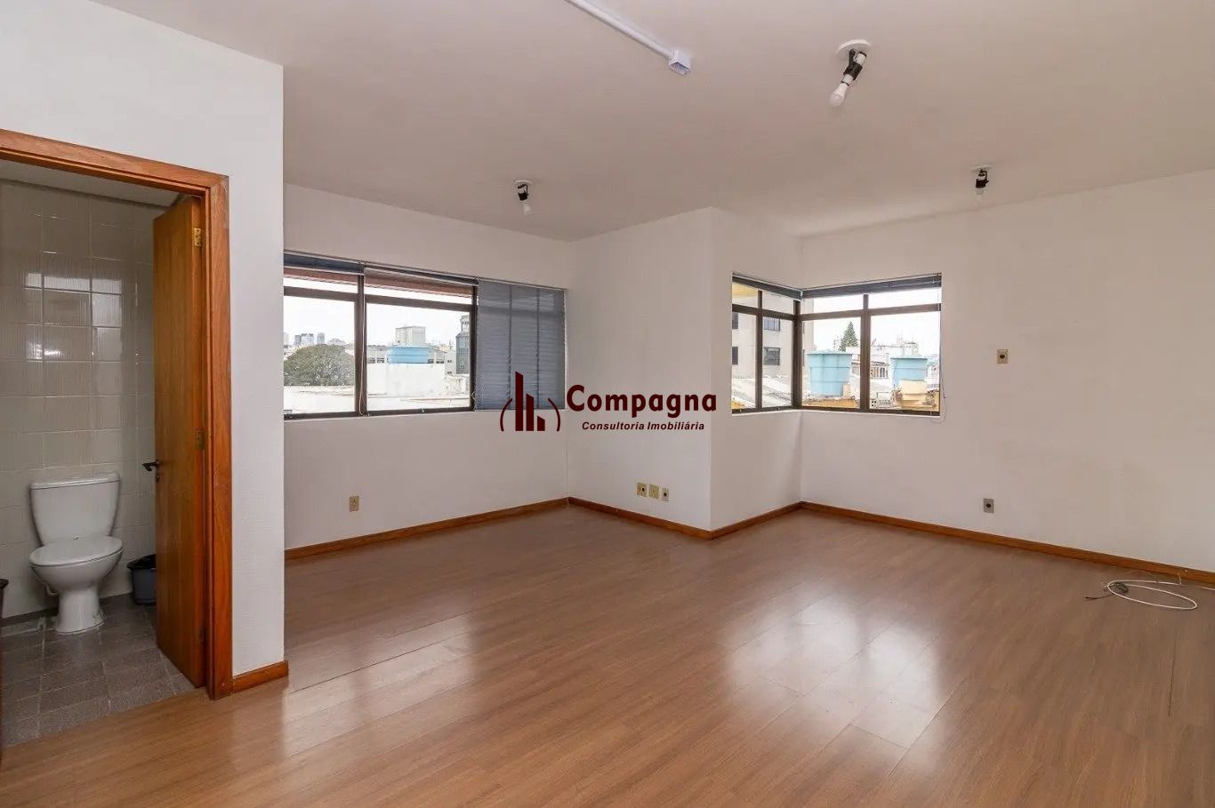 Sala a com 40m² privativos vaga e elevador, na Rua Barão do Gravataí, Menino Deus - Porto Alegre. — foto 3