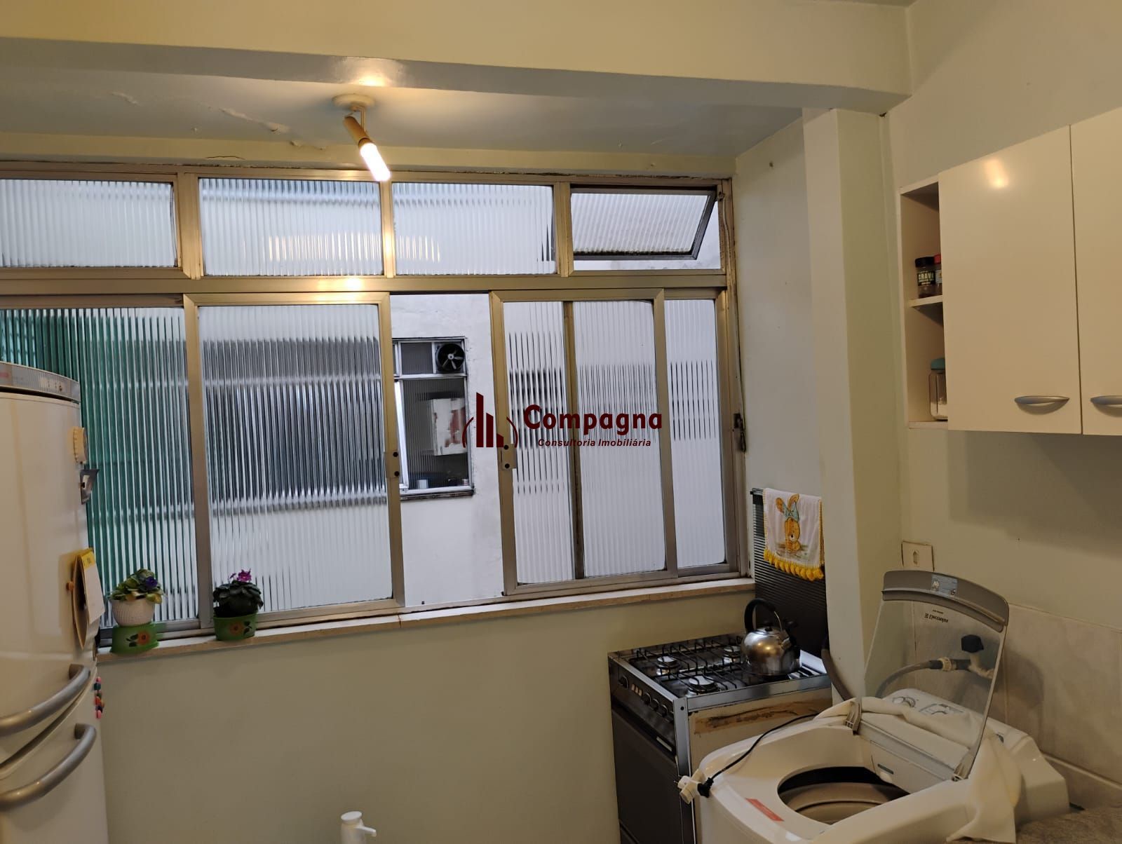 Apartamento 2 dormitórios, 67m², amplo e bem localizado na Av. Assis Brasil — foto 2