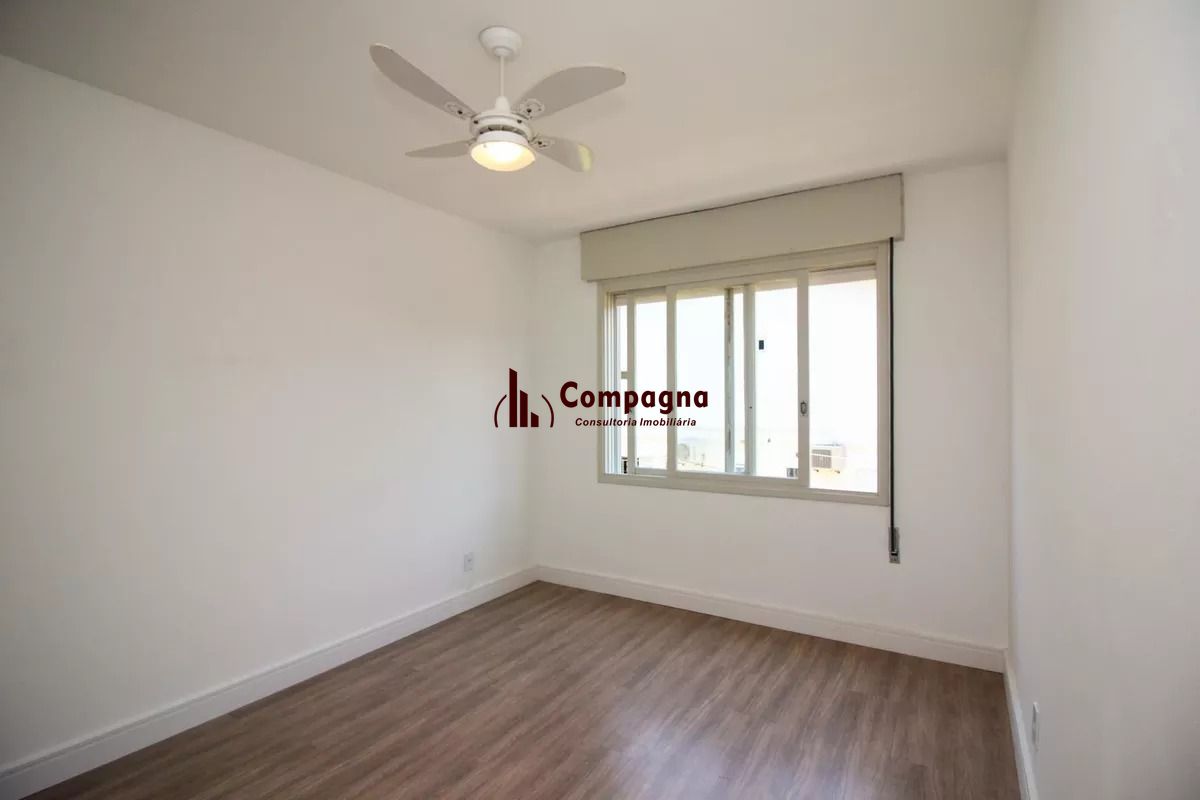 Apartamento com 2 dormitórios, banheiro auxiliar e 2 vagas cobertas. — foto 3