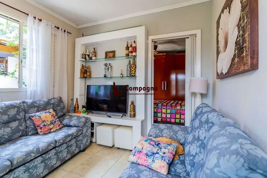 Casa térrea com 3 dormitórios, amplo pátio e 2 vagas de garagem cobertas.