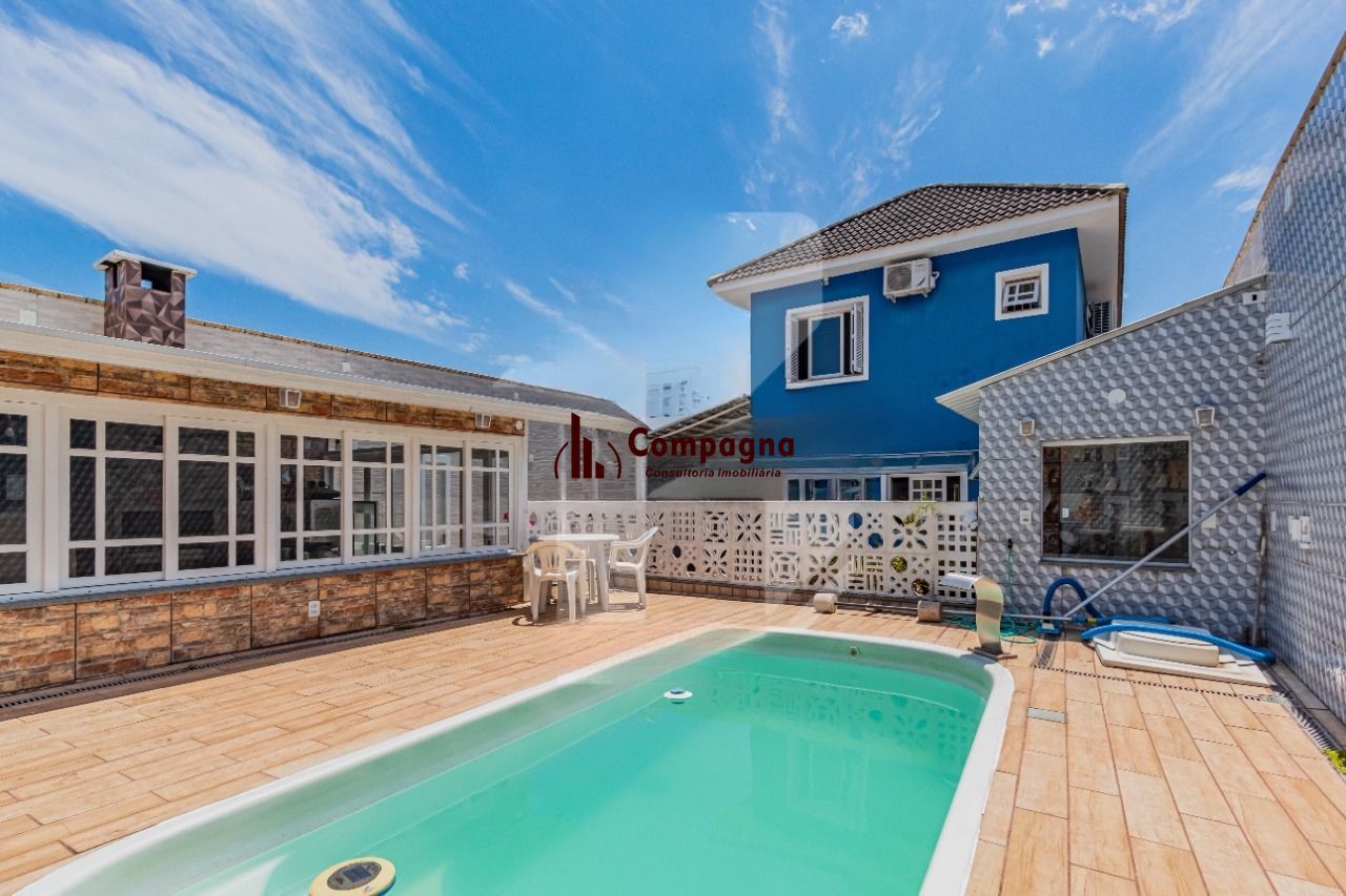 Casa com piscina e 3 quartos à venda em Cachoeirinha