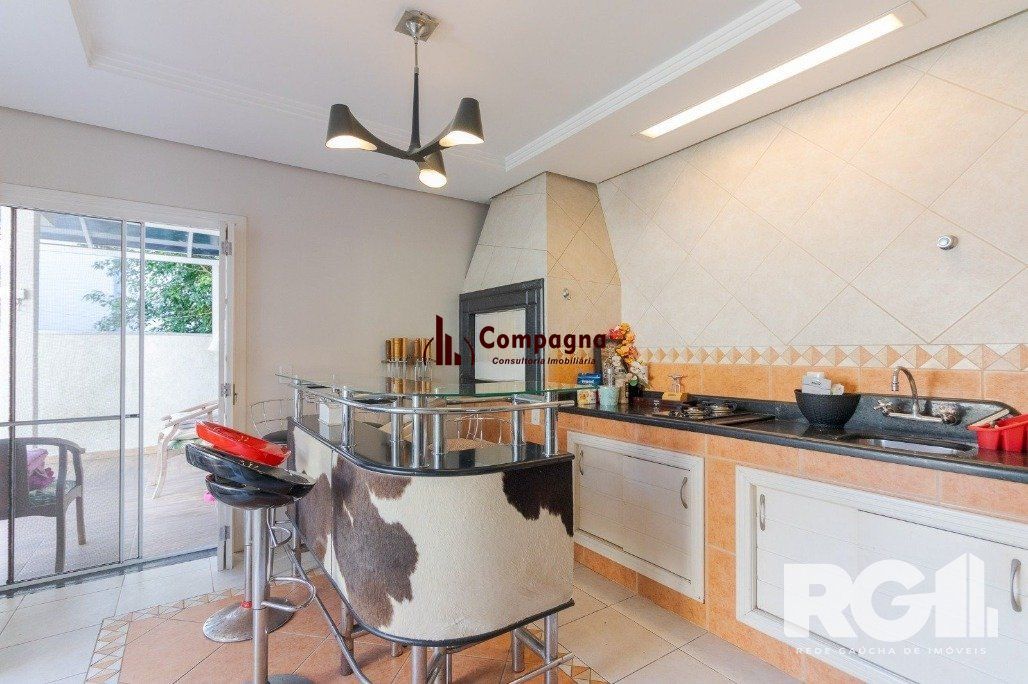 Casa em Condomínio com 3 Suítes, Espaço Gourmet e 5 Vagas de Garagem — foto 2