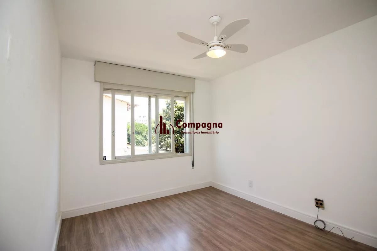 Apartamento com 2 dormitórios, banheiro auxiliar e 2 vagas cobertas. — foto 2