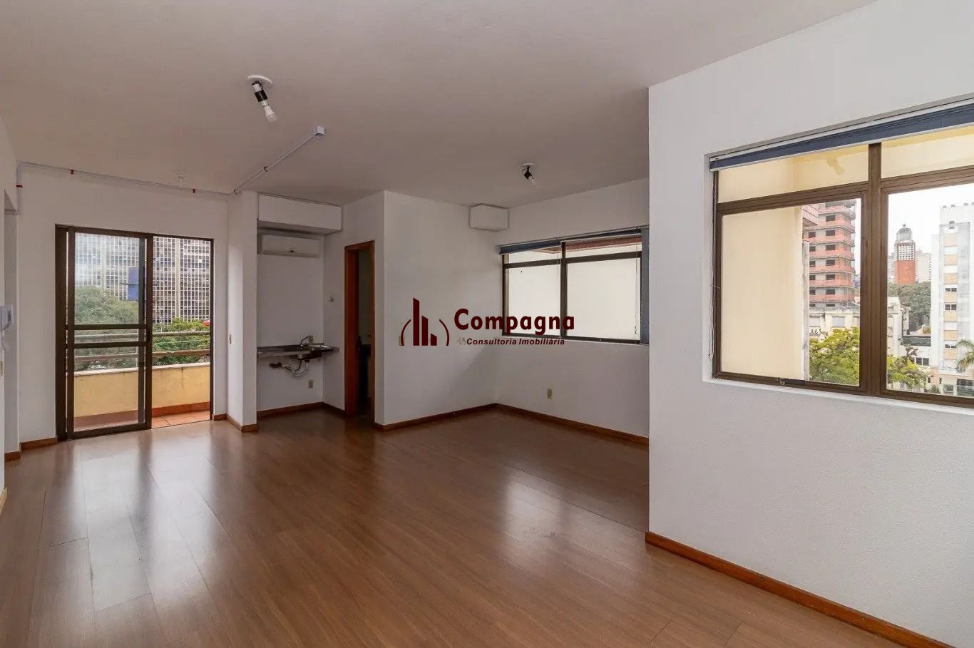 Sala a com 40m² privativos vaga e elevador, na Rua Barão do Gravataí, Menino Deus - Porto Alegre.