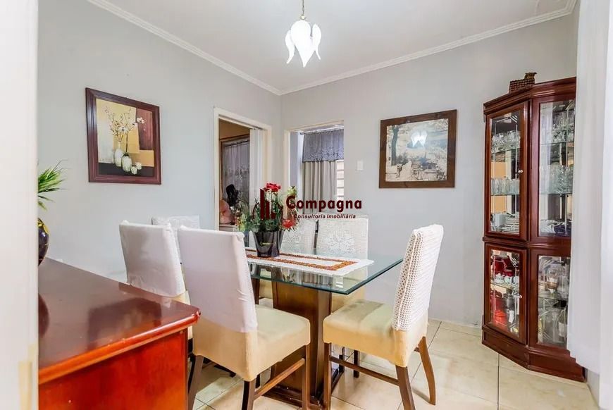 Casa térrea com 3 dormitórios, amplo pátio e 2 vagas de garagem cobertas. — foto 3