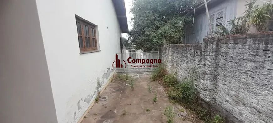 Casa térrea com 2 dormitórios, amplo pátio e 3 vagas. — foto 3