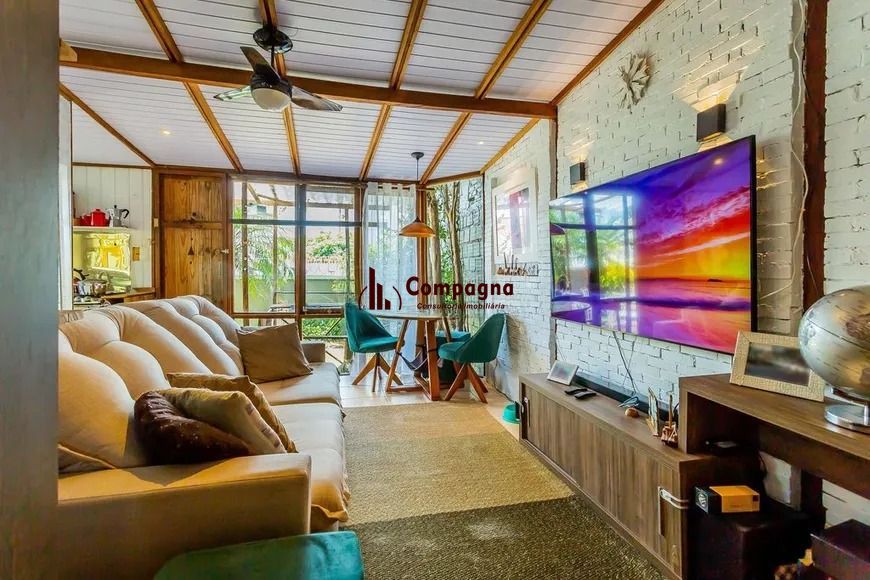Casa térrea com 3 dormitórios, amplo pátio e 2 vagas de garagem cobertas. — foto 5