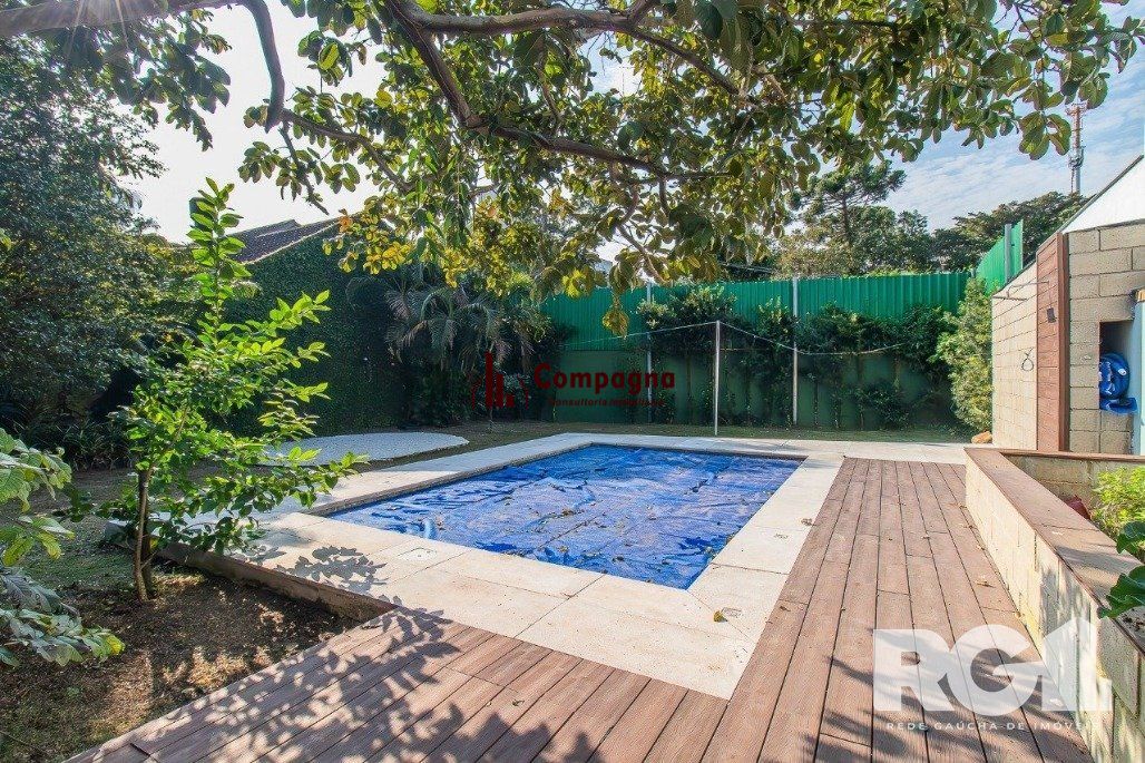 Casa espaçosa com 3 dormitórios, pátio com piscina e 4 vagas — foto 2