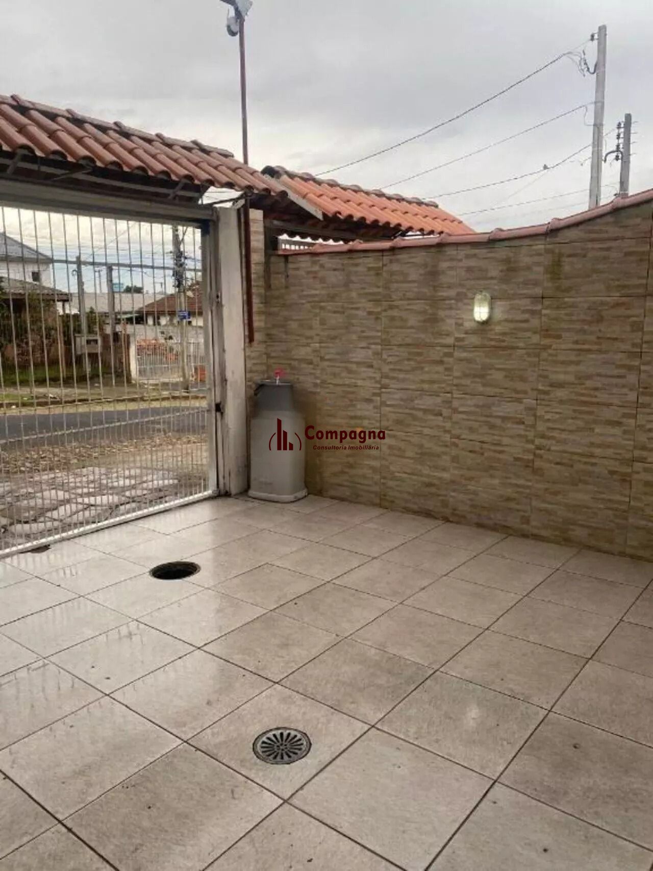 Casa com Duas Residências e Pátio Amplo no Bairro Tranquilo — foto 2
